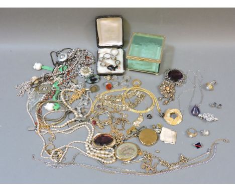 A quantity of costume jewellery, including brooches, faux pearl necklaces, and yellow metal chains