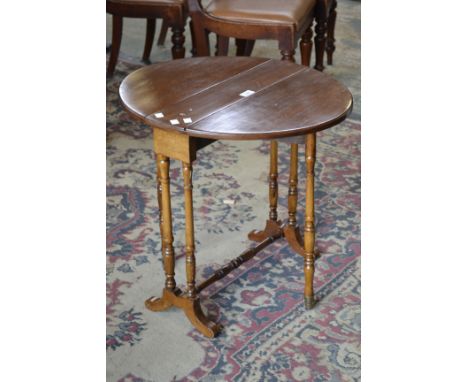 An Edwardian oak Sutherland table, turned supports, ceramic casters, c1910