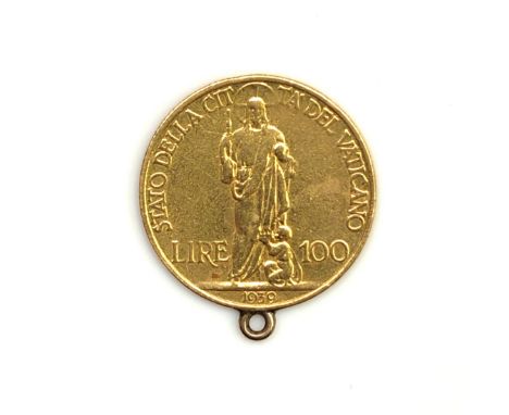 A gold Vatican 100 lire 1939 coin lightly soldered with a pendant ring, 5.2g.