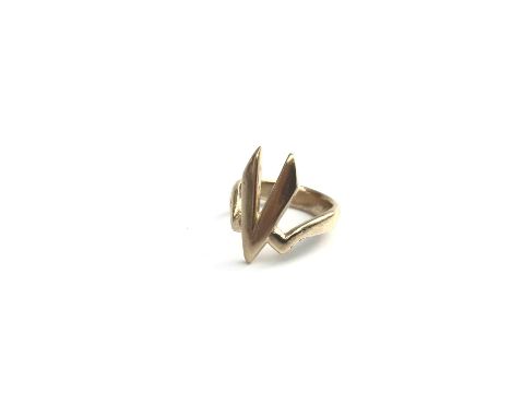 A Joseph E "Red" Simpson 9ct gold zodiac ring, hallmark London 1991, 7g.