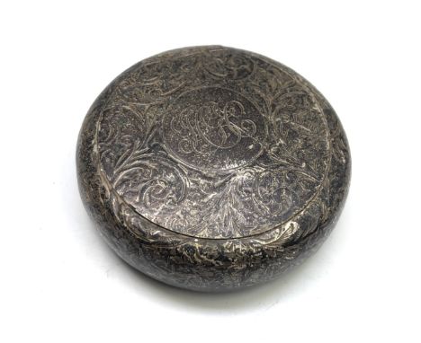 An Edwardian small engraved silver snuff box with squeeze opening, 1.5oz 