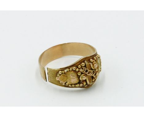 A Californian gold ring with applied vine leaves and beading, marked 18ct, 7g. Condition report:  Approx size 'X' 