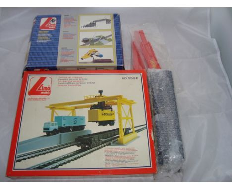OO Gauge - General Model Railways - A mixed lot containing a Lima Operating Container Terminal together with an Over and Unde
