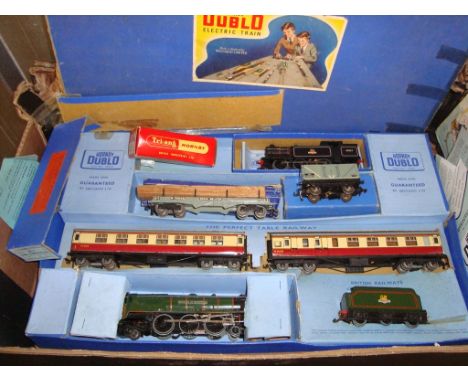 OO Gauge - Hornby Dublo - EDP 12 Passenger Train Set with Duchess of Montrose locomotive (no track) together with additional 