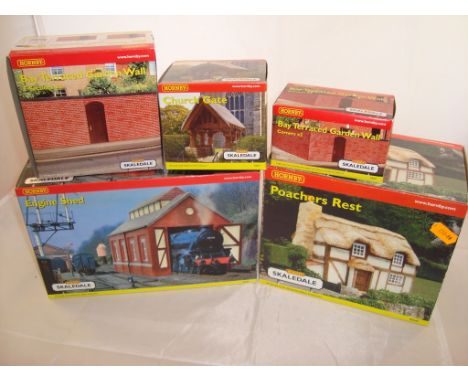 OO Gauge - Hornby Skaledale - A group of boxed Skaledale resin buildings to include a Church Gate and a Poachers Rest as lott