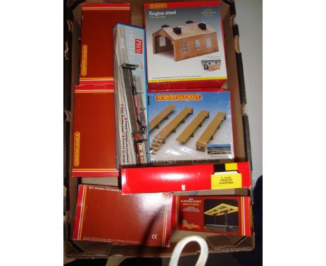 OO Gauge - General Model Railways - A selection of station and platform components to include an engine shed, platform sectio