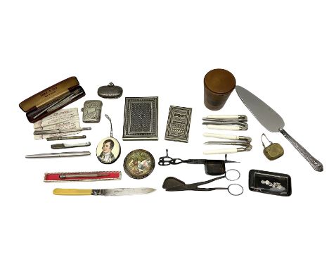 Group of assorted collectables, to include Mauchline Ware glass case decorated with an image of Ballochmyle, cased silver Yar