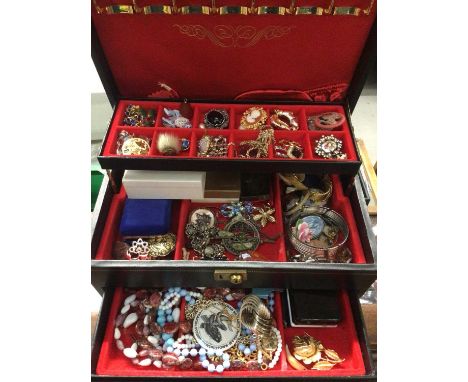 Jewellery box containing costume jewellery, vintage brooches, Miracle jewellery etc