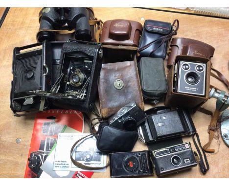 Group vintage cameras including vest pocket autographic Kodak, Rollei B35, folding cameras, pair Canon 7x35 binoculars and ac