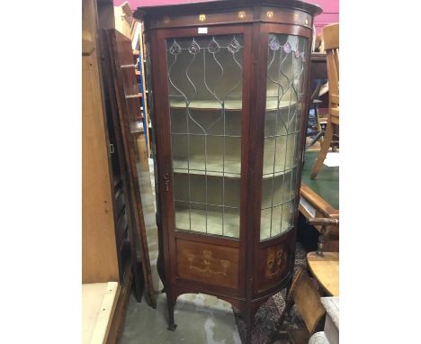 Edwardian Art Nouveau display cabinet with leaded stained glass panels and Art Nouveau floral motives 167 cm high, 88 cm wide