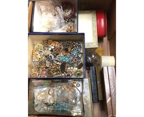 Large quantity costume jewellery including vintage brooches, beads, jewellery boxes and bijouterie (2 boxes)