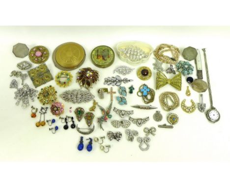 A group of vintage jewellery and silver, including a folding silver fruit fork with mother-of-pearl handle, three silver name