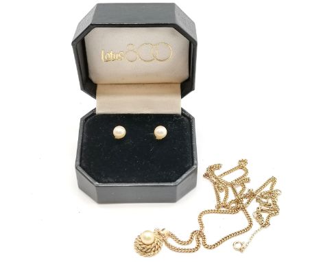 9ct hallmarked gold pendant set with pearl on a 9ct marked gold 50cm neckchain t/w a pair of 9ct hallmarked gold pearl stud e