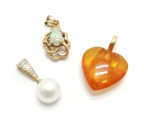 3 x gold pendants inc 18ct gold amber heart (2cm drop), 9ct diamond and pearl &amp; 9ct gold opal pendant - 3.3g total weight