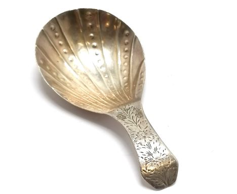Georgian silver caddy spoon with shell design bowl - 7.5cm &amp; 11.9g ~ slight distortion to handle joining bowl 