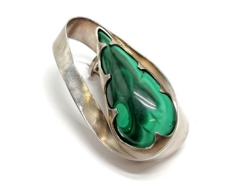 Unmarked silver designer brooch set with malachite - 6cm &amp; 36g 