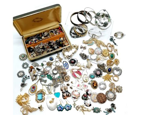 Qty of costume jewellery inc enamelled, toledo ware (inc fly brooch), bangles, brooches &amp; scarf clips, costume rings, vin