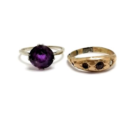 2 x antique gold rings - garnet &amp; pearl (1 missing) and amethyst - both a/f &amp; total weight 3g 