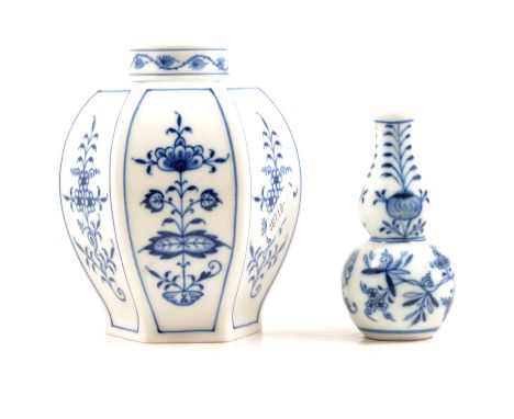 Meissen porcelain caddy, swollen hexagonal form, with traditional blue and white panels, cylindrical cover, 12cm; and a small