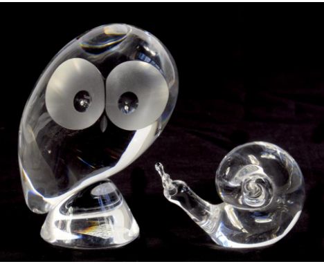 A STEUBEN GLASS OWL AND A SMALLER STEUBEN GLASS SNAIL, OWL 15CM H, ETCHED MARK