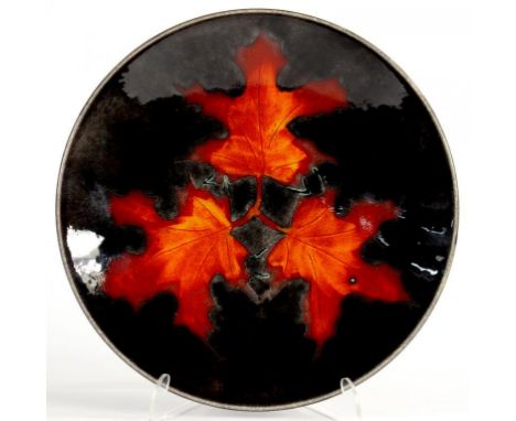 A POOLE POTTERY DISH, DECORATED WITH THREE ORANGE LEAVES, 26CM D