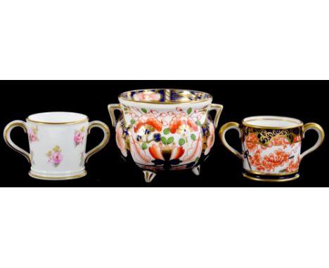 TWO ROYAL CROWN DERBY MINIATURE LOVING CUPS AND A LARGER SAMSON HANCOCK WITCHES PATTERN CAULDRON, CAULDRON 6CM H, RED PAINTED