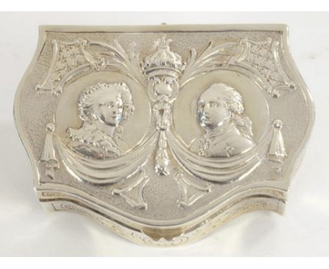 A CONTINENTAL SILVER CARTOUCHE SHAPED SNUFF BOX, THE LID EMBOSSED WITH PORTRAITS OF LOUIS XVI AND MARIE ANTOINETTE, 9CM W, BE