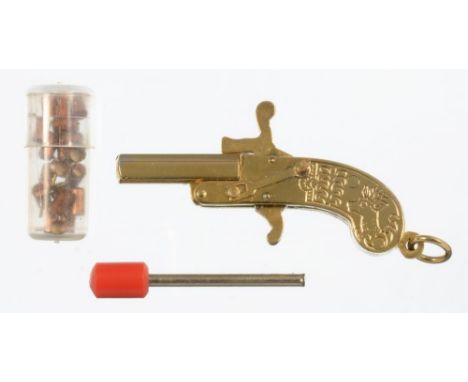 AN UNUSUAL MINIATURE GOLD PLATED WORKING MODEL PISTOL PENDANT, 4CM L