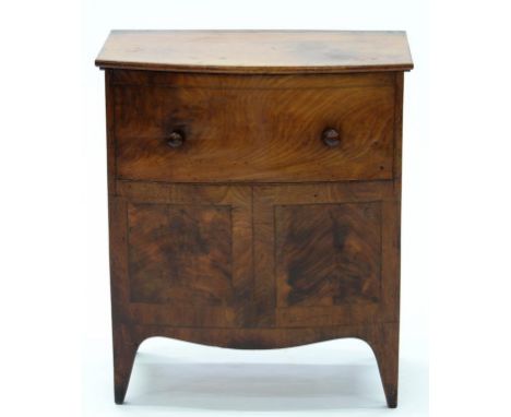 A 19TH C MAHOGANY BOW FRONT COMMODE WITH HINGED TOP, 60CM W