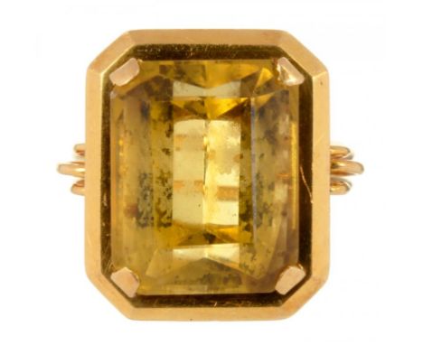 A STEP CUT CITRINE RING, GOLD WIREWORK HOOP, UNMARKED, 8.7G