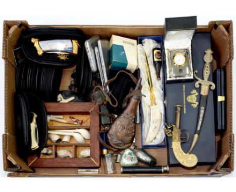 MISCELLANEOUS BYGONES, TO INCLUDE 19TH C CLAY TOBACCO PIPES, REPRODUCTION POWDER FLASK, PEWTER HIP FLASK, ETC