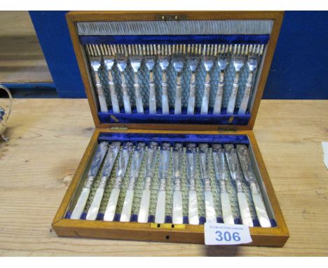  Sale Item:    OAK CASED M O P FISH CUTLERY   Vat Status:   No Vat   Buyers Premium:  This lot is subject to a Buyers Premium