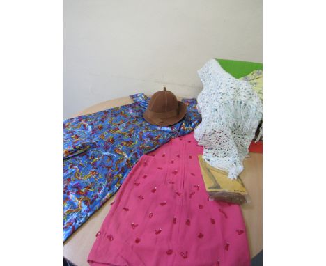  Sale Item:    BOX VINTAGE CLOTHING HANDBAGS HATS ETC (AF)  Vat Status:   No Vat   Buyers Premium:  This lot is subject to a 