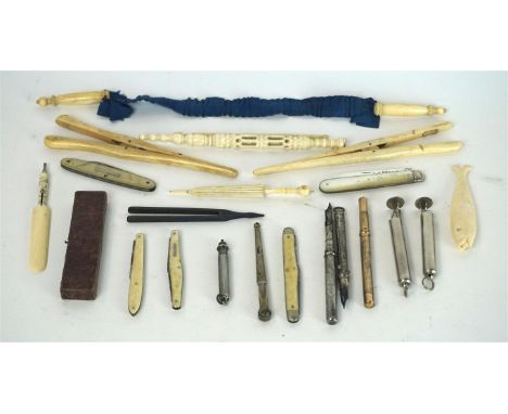An interesting miscellanea of small collectors items 
To include a Victorian mother of pearl handled pocket knife with hallma