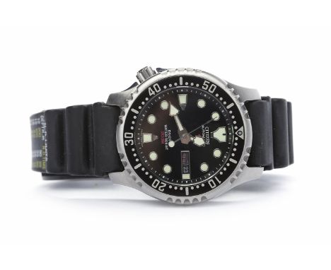 GENTLEMAN'S CITIZEN AUTOMATIC DIVER'S WATER RESIST WRIST WATCHthe round black dial with luminous hour markers, with day and d