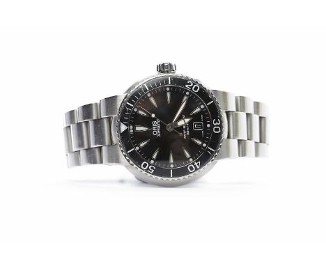 GENTLEMAN'S ORIS AUTOMATIC WRIST WATCHthe black dial with white wedge markers, with date aperture at 6, with a black enamel b