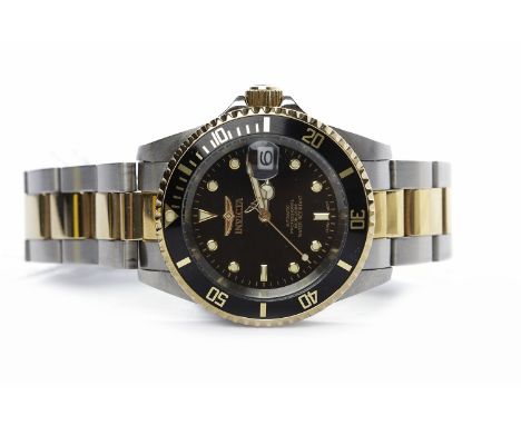 GENTLEMAN'S INVICTA WRIST WATCHthe round black dial with applied dot numerals, with date aperture at 3, with a black enamel b