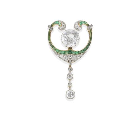 EARLY 20TH CENTURY DIAMOND, EMERALD AND ENAMEL BROOCHOf drawer-handle design, set with a principal old brilliant-cut diamond,