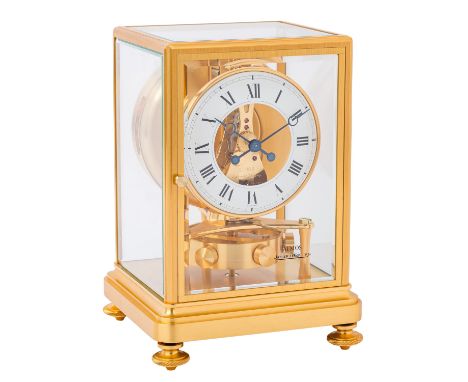 JAEGER-LECOULTRE; ATMOS TISCHUHR, Jubiläumsausgabe der 80er Jahre, vergoldetes Messing allseitig facettiert verglast, weiße g