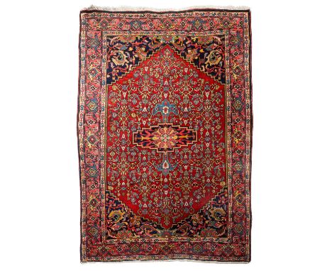 Orientteppich. BIDJAR alt/PERSIEN, Anfang 20. Jh. 154x105 cm. Das Innenfeld zeigt auf altrotem Grund ein getrepptes Medaillon