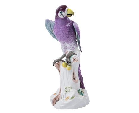 MEISSEN 'Papagei auf Stamm sitzend mit Kirschen', 20. Jh. Entwurf Johann Joachim Kaendler, violettfarbener Ara auf einem hohe