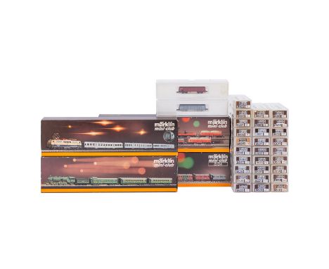 MÄRKLIN mini-club Konvolut aus 4 Zugsets und 30 Güterwagen, Spur Z bestehend aus den fortlaufenden Sets 8101-8104: 8101 E-Wen