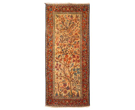 Orientteppich. KESHAN alt/PERSIEN, um 1900, ca. 136x62 cm. Das sandfarbene Mittelfeld zeigt aufsteigend ein ausladendes Leben