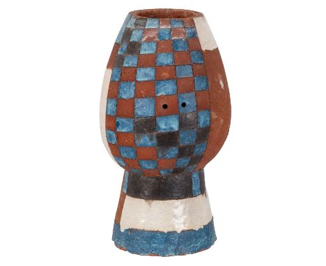 BECK, GERLINDE (1930-2006), Keramikobjekt, 1950er Jahre, roter Scherben, part. blau, weiß und schwarz glasiert, balusterförmi