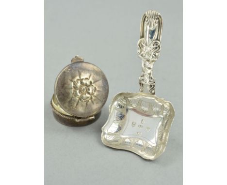 A SILVER GEORGIAN CADDY SPOON AND A PILL BOX, the caddy spoon with scrolling detail to the handle and engraved decoration to 