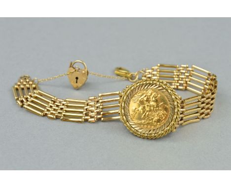A 9CT GOLD HALF SOVEREIGN FIVE BAR GATE BRACELET, centering on an Elizabeth II half sovereign 1982, rope edge mount, padlock 