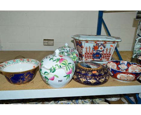 A SMALL QUANTITY OF CERAMIC ITEMS, to include a pair of oriental baluster storage jars with lids, character marks to the base