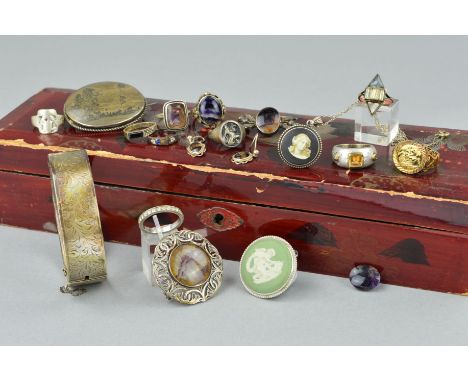A SELECTION OF SILVER AND WHITE METAL JEWELLERY, to include a Wedgwood brooch and pendant necklace, a hinged bangle, a Blue J