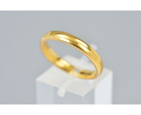 A 22CT GOLD PLAIN 'D' SHAPED CROSS SECTION WEDDING BAND, measuring approximately 3.4mm in width, ring size R, hallmarked 22ct