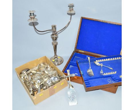 AN EARLY 20TH CENTURY OAK CANTEEN FOR CUTLERY (EMPTY), together with a box of assorted silver plated cutlery and flatware and